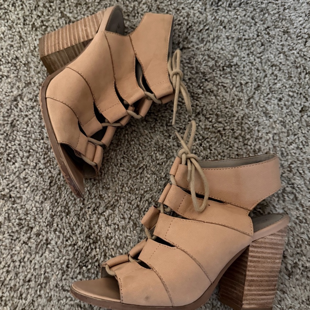Hinge Tan Lace up Heels size 6 Peep Toe Chunky Heel Sandals Suede